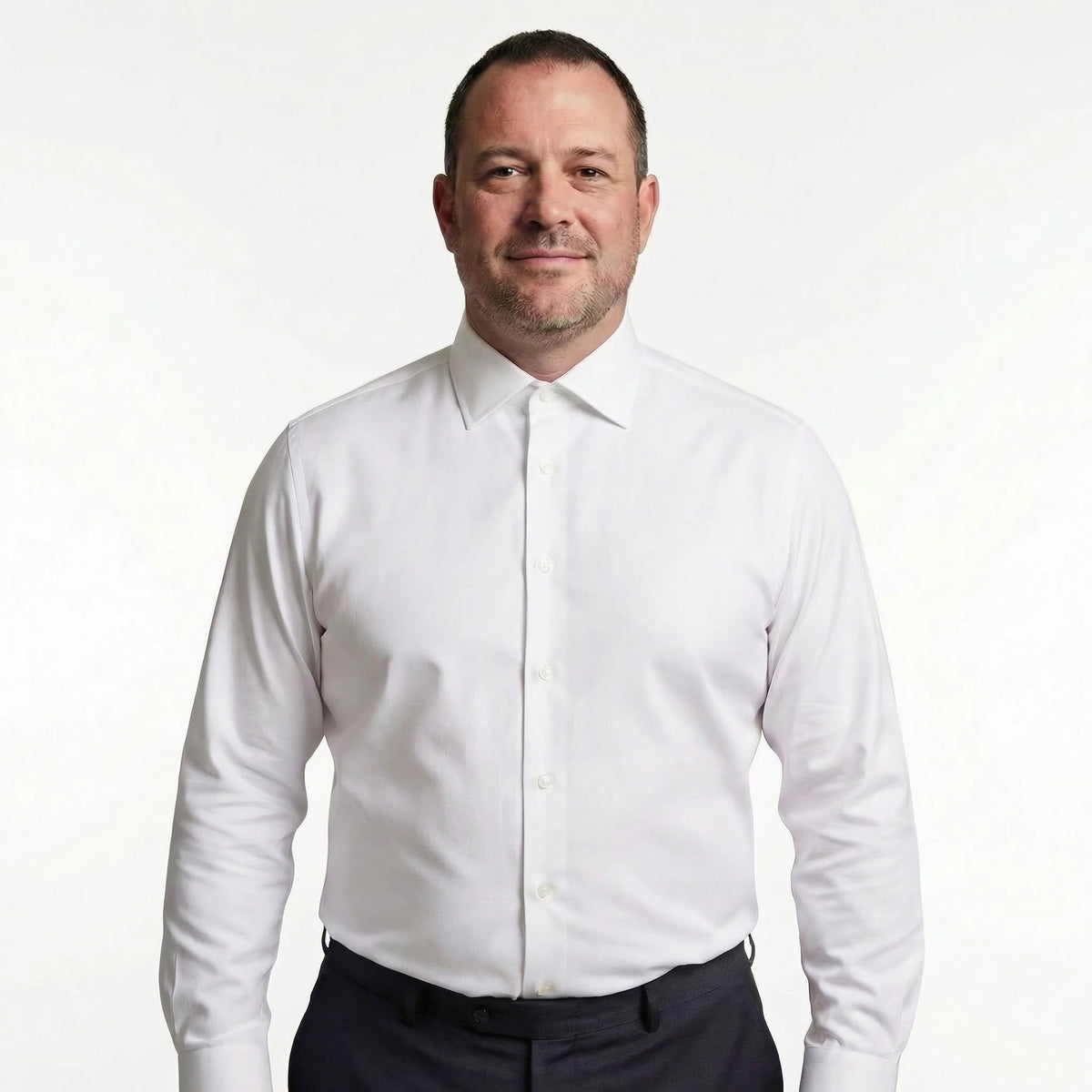 Halvern Glatt white wrinkle-free shirt on model